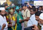 பாதயாத்திரை செல்லும் 650 பக்தர்களுக்கு  டார்ச் லைட்கள்  ஒளிரும் ஸ்டிக்கர்கள் சுகுணசிங் IPS வழங்கினார்...