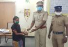 பெண்ணின் நேர்மை குணத்தைப் பாராட்டி பரிசளித்த முக்கூடல் காவல்துறையினர்...