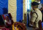 உயிரிழந்த போக்குவரத்து உதவி ஆய்வாளர் குமார்., திருவுருவப் படத்திற்கு காவல் ஆணையர் உள்ளிட்ட காவல் அதிகாரிகள் மலர்தூவி மவுன அஞ்சலி செலுத்தினர்...