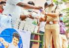 ஆதரவற்றோர்க்கு உணவு வழங்கிய காவல் உதவி ஆணையர் சதிஷ் குமார்... 