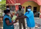 கூடங்குளம் காவல் ஆய்வாளர்  ஜான் பிரிட்டோ பசுமை பணியாளர்களுக்கு அத்தியாவசிய பொருட்கள் வழங்கினார்...
