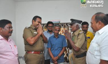 93 வயதில் உழைக்கும் தன்னம்பிக்கை பெரியவர்  மகனை போல  வந்து கெளரவப்படுத்தி உதவிய  நெல்லை காவல் துணை ஆணையர் சரவணன்...