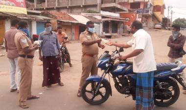 ஆய்வாளர் அன்பரசு தலைமையில் முககவசம் ஈரோடு மாவட்டத்தில் பொதுமக்களுக்கு வழங்கினார்...