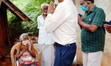 தள்ளாடிய 110 வயது மூதாட்டிக்கு உதவிய மாவட்ட காவல் கண்காணிப்பாளர் V.R.ஸ்ரீனிவாசன்