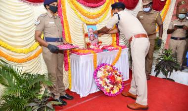 உயிரிழந்த உதவி ஆய்வாளரின் திருவுருவ படத்திற்கு  காவல் ஆணையாளர் மலரஞ்சலி  செலுத்தினார்...