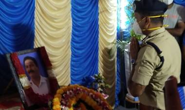 உயிரிழந்த போக்குவரத்து உதவி ஆய்வாளர் குமார்., திருவுருவப் படத்திற்கு காவல் ஆணையர் உள்ளிட்ட காவல் அதிகாரிகள் மலர்தூவி மவுன அஞ்சலி செலுத்தினர்...