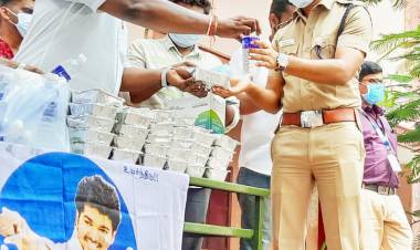 ஆதரவற்றோர்க்கு உணவு வழங்கிய காவல் உதவி ஆணையர் சதிஷ் குமார்... 