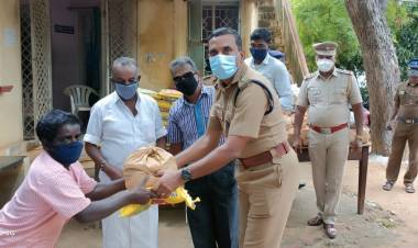அம்பாசமுத்திரம் டிஎஸ்பி பிரான்சிஸ் பொதுமக்களுக்கு கொரோனா நிவாரண பொருட்கள் வழங்கினார்...