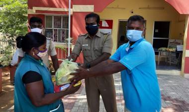 கூடங்குளம் காவல் ஆய்வாளர்  ஜான் பிரிட்டோ பசுமை பணியாளர்களுக்கு அத்தியாவசிய பொருட்கள் வழங்கினார்...