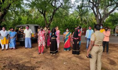 உமராபாத் காவல் நிலைய காவல் ஆய்வாளர்  நிர்மலா  தலைமையில் விழிப்புணர்வு...