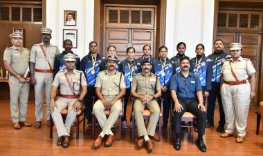 அகில இந்திய போலீஸ் குழு விளையாட்டுப் போட்டியில் பதக்கம் வென்ற காவலர்களை தலைமை இயக்குனர் சைலேந்திரபாபு இ.கா.ப., நேரில் அழைத்து பாராட்டினார்...