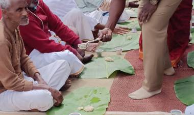 நீலகிரி மாவட்ட காவல் கண்காணிப்பாளர் பிரபாகர் அவர்கள் ஆதரவற்றோருக்கு மதிய உணவு வழங்கி பொங்கல் விழா கொண்டாடினார்...