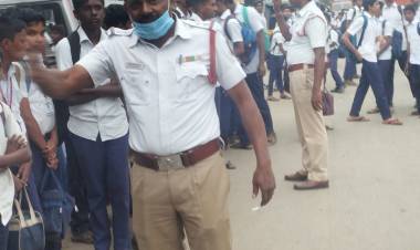 தேனி நகர் பகுதி முழுவதும் சாலை பாதுகாப்பு விழிப்புணர்வு ஏற்படுத்தும் போக்குவரத்து காவல் ஆய்வாளர் தட்சிணாமூர்த்தி ... 