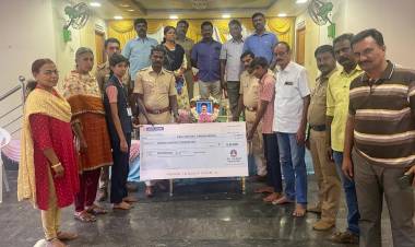 உயிர் இழந்த காவலர் ராமசாமி  குடும்பத்திற்கு 13 லட்சம் நிவாரணம் வழங்கும் நிகழ்ச்சி தேனி மாவட்டத்தில்   நடைபெற்றது...  