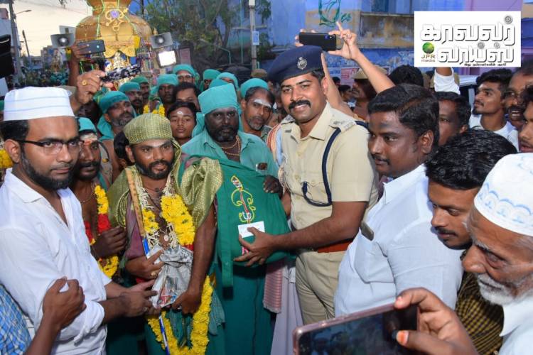 பாதயாத்திரை செல்லும் 650 பக்தர்களுக்கு  டார்ச் லைட்கள்  ஒளிரும் ஸ்டிக்கர்கள் சுகுணசிங் IPS வழங்கினார்...