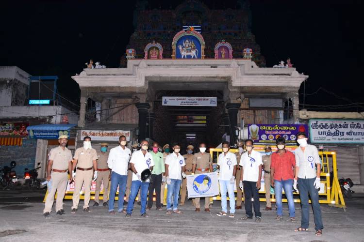 நெல்லை மாநகர காவலர்களுக்கு விடிய விடிய  முககவசம்,பாதாம் பால் வழங்கிய விஜய்  மக்கள் இயக்கம்...