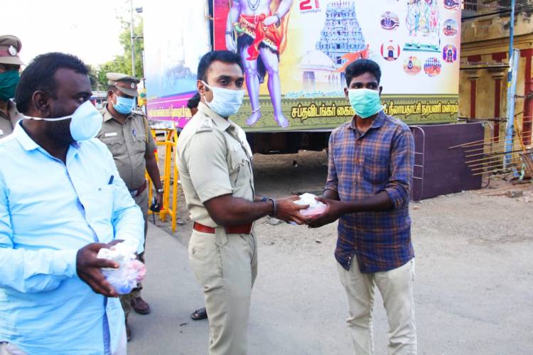 செல்வநாகரத்தினம் IPS பணியில் இருந்த காவலர்களுக்கு தேநீர் பிஸ்கட் உள்ளிட்ட சிற்றுண்டிகள் வழங்கினார்...