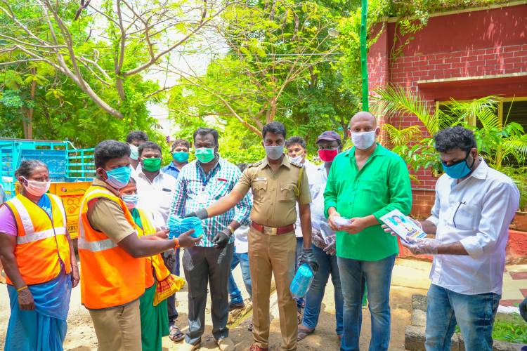 ஆய்வாளர் பாலமுருகன் தலைமையில் துப்புரவு தொழிலாளர்களுக்கு அத்தியாவசிய பொருட்கள் வழங்கப்பட்டது...