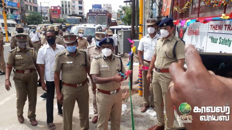 திண்டுக்கல் சரக காவல்துறை துணைத் தலைவர் புதிய டிஜிட்டல் போக்குவரத்து விளக்கை திறந்து வைத்தார்...