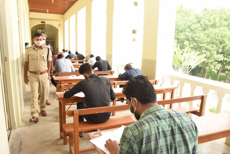 காவல் ஆணையாளர் மகேஷ் குமார் அகர்வால் இ.கா.ப இரண்டாம் நிலைக் காவலர்களுக்கான எழுத்து தேர்வு நடந்த மையங்களுக்கு நேரில் சென்று ஆய்வு மேற்கொண்டார்...