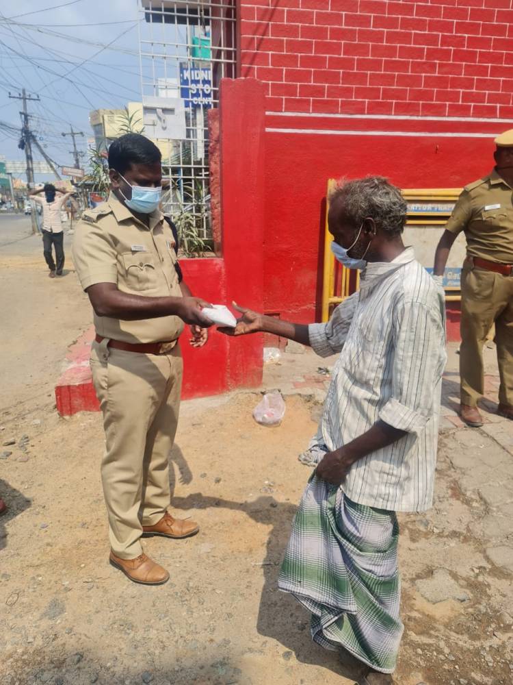 ஊரடங்கில் பசிப்பிணி யை விரட்டும்  துணை ஆணையர் பிரபாகர்...