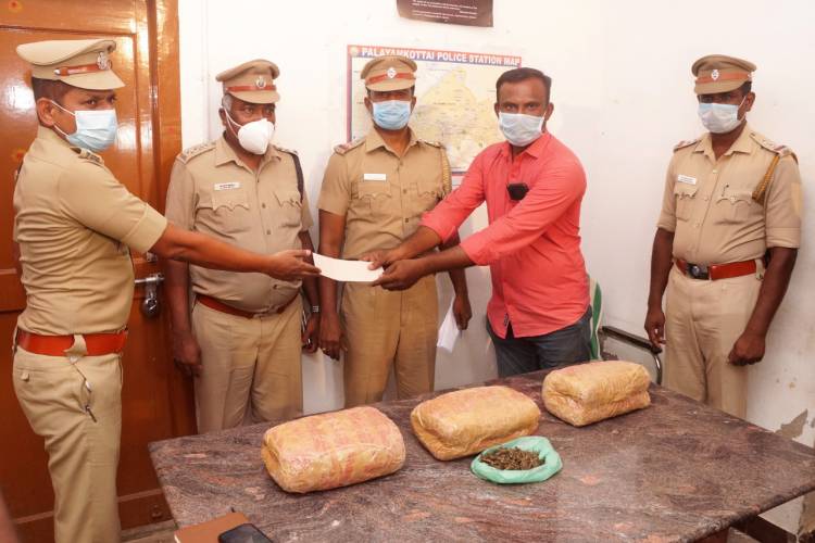 காவல்நிலையத்திற்கு நேரில் சென்று காவலர்களை பாராட்டிய துணை ஆணையர் ...