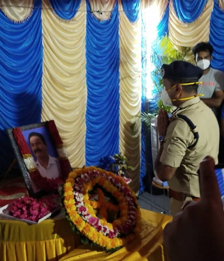 உயிரிழந்த போக்குவரத்து உதவி ஆய்வாளர் குமார்., திருவுருவப் படத்திற்கு காவல் ஆணையர் உள்ளிட்ட காவல் அதிகாரிகள் மலர்தூவி மவுன அஞ்சலி செலுத்தினர்...