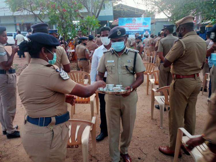 காவலர்களுக்கு மூலிகை தேனீர் வழங்கிய திண்டுக்கல் சரக காவல்துறைத் தலைவர் முத்துச்சாமி IPS ...