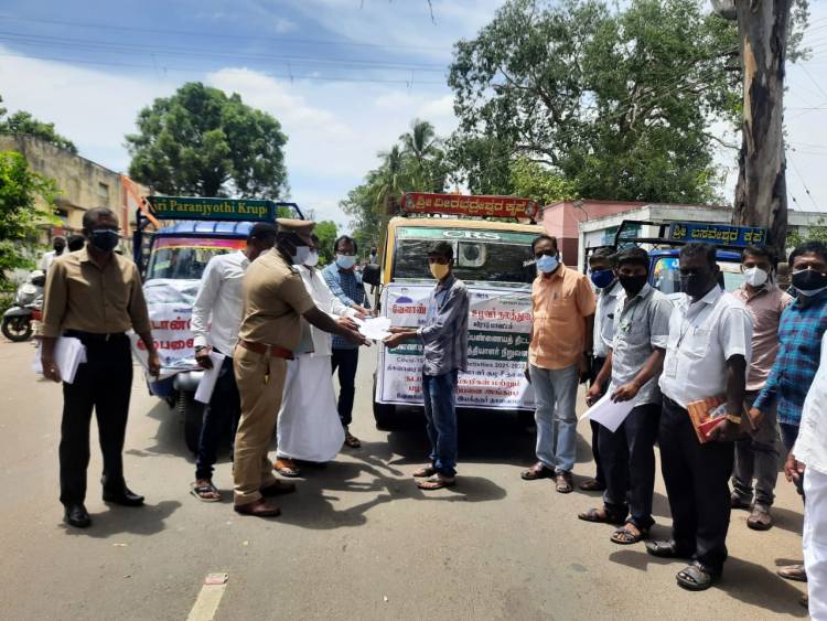 தாளவாடி காவல் ஆய்வாளர் அன்பரசு  நடமாடும் காய்கறி வாகன விற்பனையை தொடங்கி வைத்தார்...