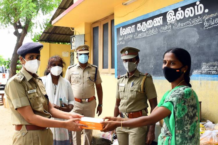 கருணை இல்லத்திற்கு மளிகை பொருட்களை வழங்கிய மாவட்ட காவல் கண்காணிப்பாளர் நிஷா பார்த்திபன் இ.கா.ப...