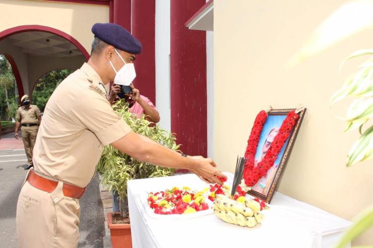 கொரோனாவால் உயிரிழந்த சிறப்பு உதவி ஆய்வாளர் திரு உருவ படத்திற்கு அஞ்சலி ...