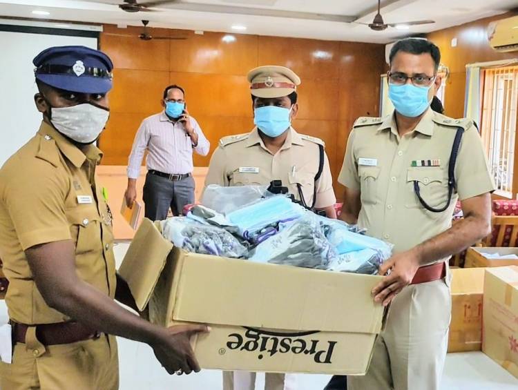 பாதுகாப்பு பணியில் ஈடுபடும் போலீசாருக்கு  ரூபாய் 5 லட்சம் மதிப்பில் முகத்திரை மாவட்ட காவல் கண்காணிப்பாளர்  எஸ். ஜெயக்குமார்  இன்று வழங்கினார்...