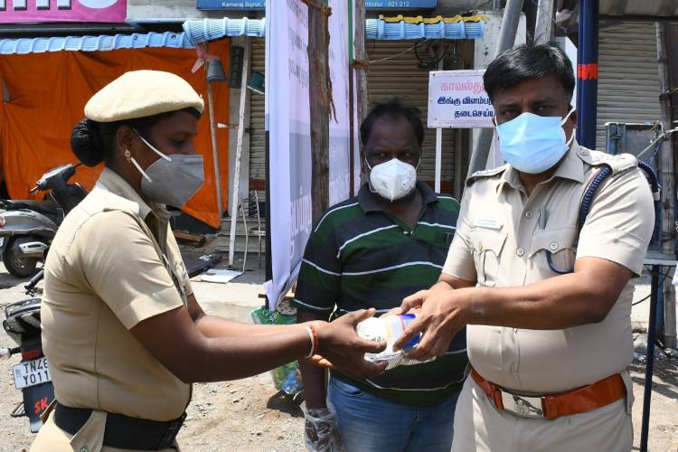 வாகன சோதனையில் ஈடுபடும் காவல்துறையினருக்கு மதிய உணவு வழங்கிய துணைக் காவல் கண்காணிப்பாளர் சரவணன் ...