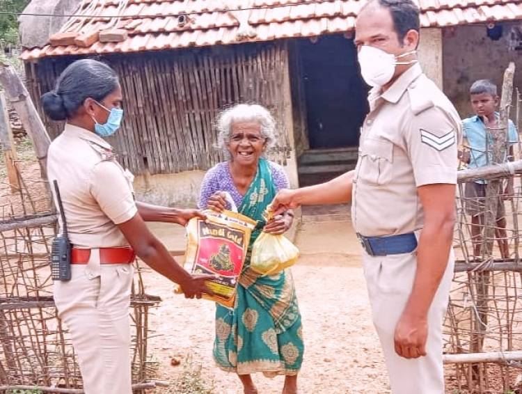 அரியலூர் மாவட்ட காவல்துறை மாவட்டத்தில் உள்ள அனைத்து பகுதிகளிலும் முதியவர்களுக்கு உதவி...
