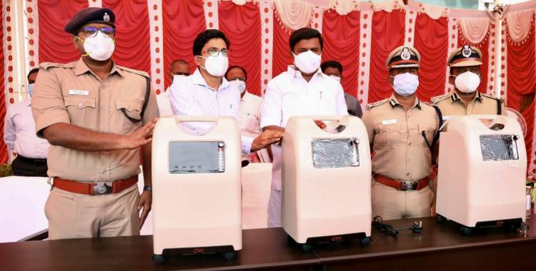 மேற்கு மண்டல காவல்துறை தலைவர் ஆர்.சுதாகர் இ.கா.ப.முன்னிலையில் தனியார் நிறுவனத்தால் வழங்கப்பட்ட ஆக்ஸிஜன் செறிவூட்டிகள் வழங்கப்பட்டது...