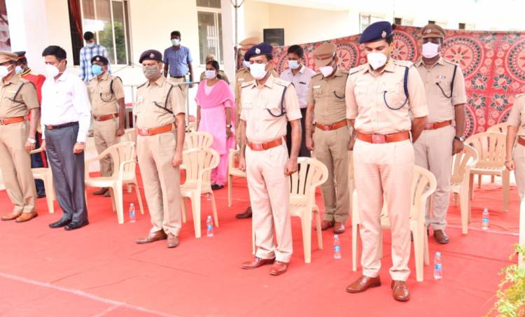 சென்னை பெருநகர காவல் ஆணையாளர் சங்கர் ஜிவால், இ.கா.ப.,19 காவல் ஆளிநர்களின் திருவுருவ  படங்களுக்கு, மலர் தூவி  மௌன அஞ்சலி  செலுத்தினார்...