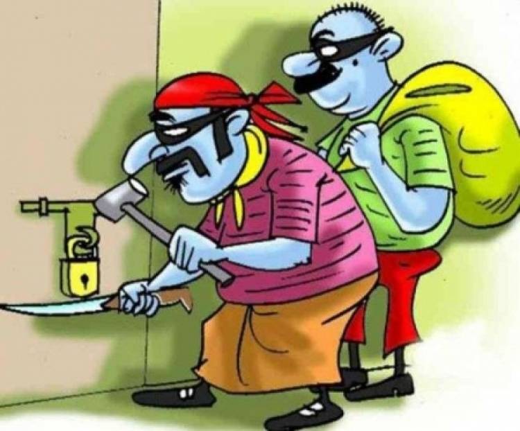 பெண் போலீஸ் வீட்டில் நகை, பணம் திருட்டு...