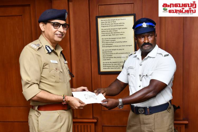 போக்குவரத்து  தலைமைக்காவலரை பாராட்டிய சென்னை பெருநகர காவல் ஆணையாளர் சங்கர்ஜிவால் IPS..