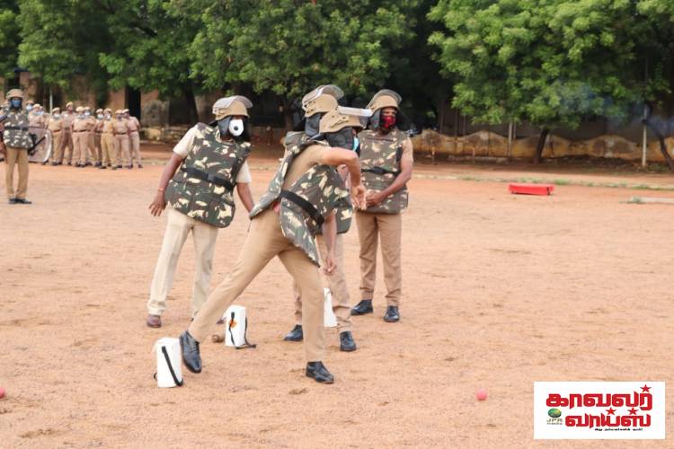 மதுரை மாவட்ட காவல் கண்காணிப்பாளர் V. பாஸ்கரன் முன்னிலையில் காவல் ஆளிநர்கள் கலவர கூட்டத்தினை சேதமின்றி கலைப்பது குறித்து  செய்முறை பயிற்சி...