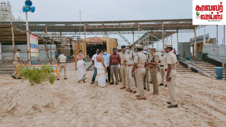 திருச்செந்தூர் சுற்று வட்டார பகுதிகளில் மாவட்ட காவல் கண்காணிப்பாளர்  எஸ். ஜெயக்குமார்  ரோந்து சென்று பாதுகாப்பு பணிகளை ஆய்வுசெய்து வருகிறார்...