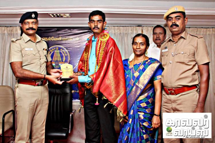 திருநெல்வேலி மாவட்ட காவல் கண்காணிப்பாளர்.ப.சரவணன், இ.கா.ப., பொது தேர்வில் அதிக மதிப்பெண் பெற்ற காவல்துறையினரின் குழந்தைகளுக்கு கேடயம்  வழங்கினார்...  