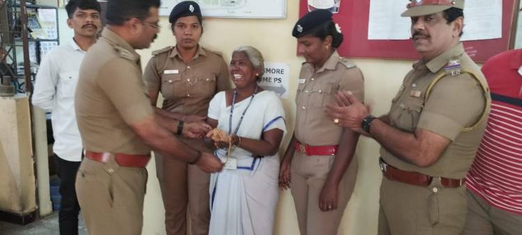 பெண் ஊழியரிடம் திருட்டு போன தாலி சங்கிலியை நூதன முறையில் மீட்ட குற்றப்பிரிவு இன்ஸ்பெக்டர் இசக்கிபாண்டியன் 