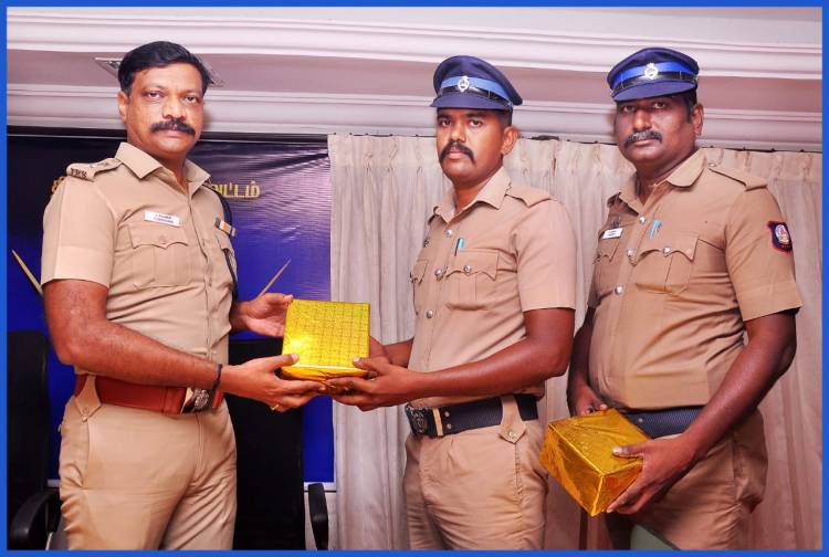திருநெல்வேலி மாவட்ட காவல் கண்காணிப்பாளர்‌ ப.சரவணன், இ.கா.ப., மாவட்ட காவல் துறையில் "ஸ்மார்ட் காவலர் செயலி" -யை சிறப்பாக செயல்படுத்தி வரும் காவலர்களுக்கு பரிசு வழங்கி பாராட்டினார்...